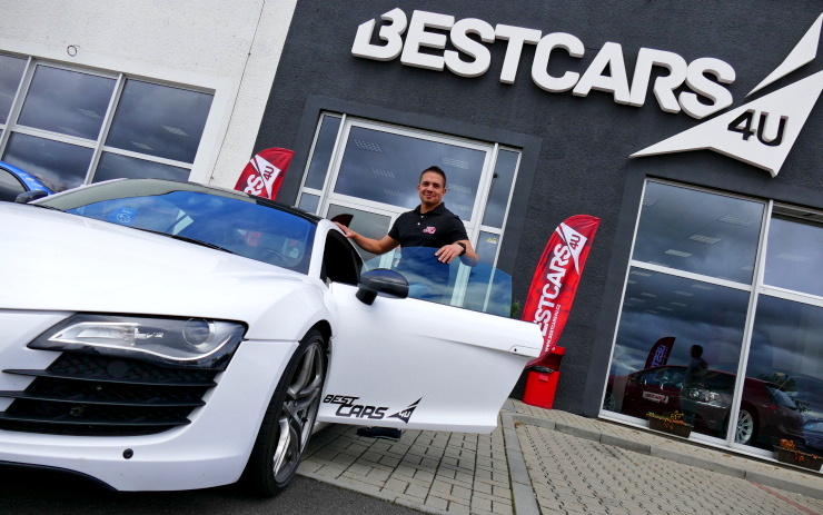 Petr Valeš před svojí prodejnou. Foto: Oldřich Hájek